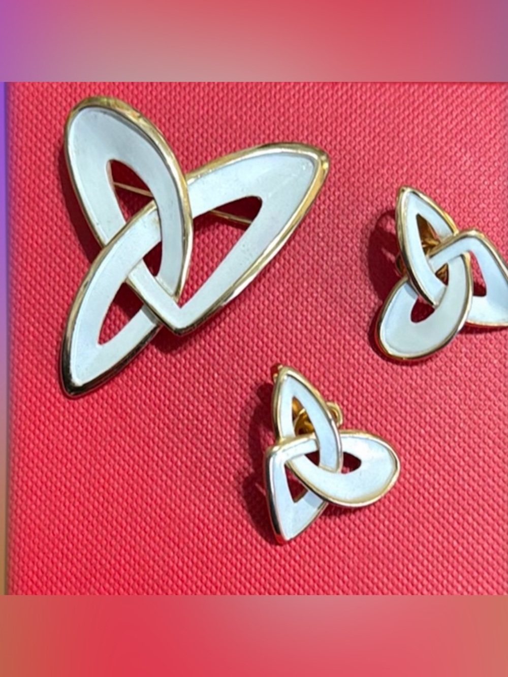 Rare Knot Infinity White Enamel TRIFARI CROWN Vintage Brooch &Clip On Earrings